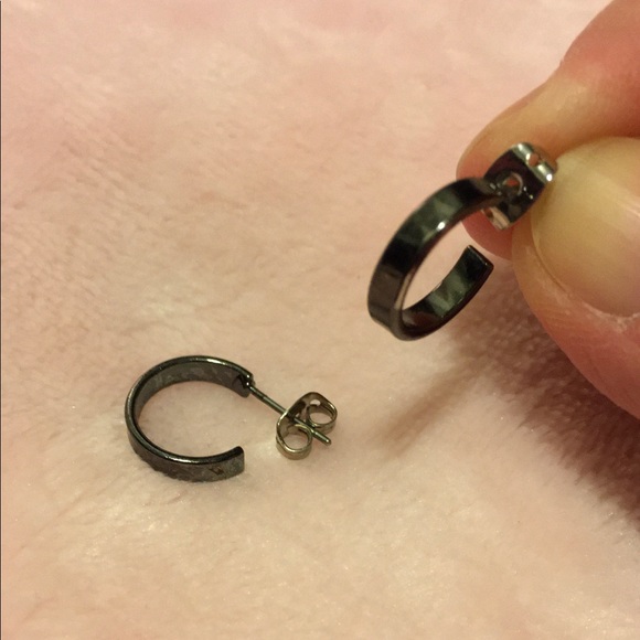 Small hoop earrings bundle - Picture 6 of 8